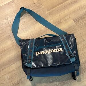 Patagonia Black Hole Messenger Bag navy blue and teal DISCONTINUED style